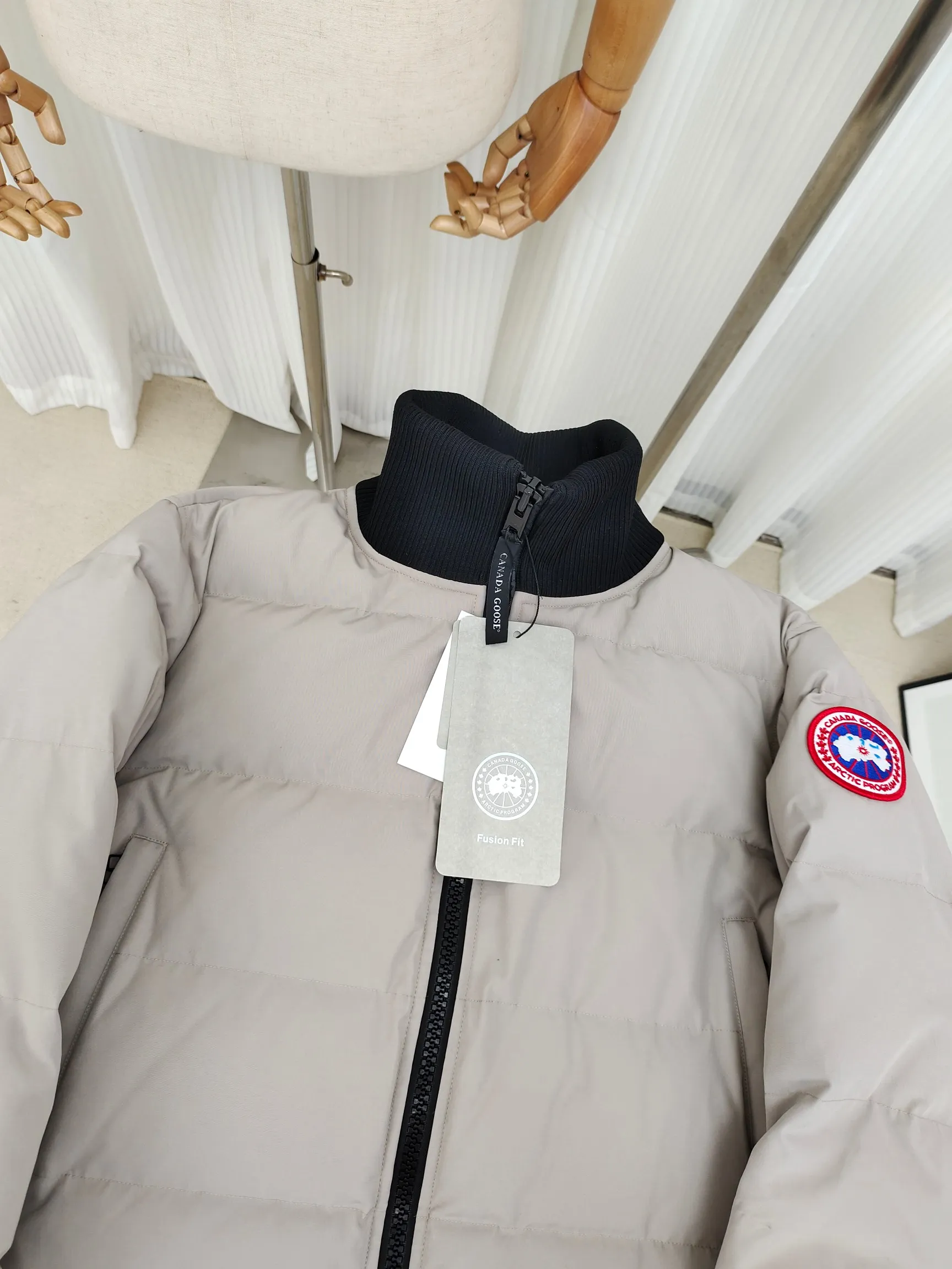 P820 ​​Ganand Goose Canada Goose 24 men's new short style. The most popular autumn and winter items on INS in recent years. More and more people are choosing goose down jackets. Fur collar: wolf hair! Canada Goose super 3D technology waterproof fabric treatment, perfect wind resistance, cold resistance, and high temperature resistance! Built-in plush heat storage to keep warm, heats up quickly and warms up quickly! Personalized design, exquisite workmanship, smooth to the touch and comfortable on the skin. Double-layer windproof cuffs, windproof and frostproof! The pocket design is beautiful and practical. The Canada Goose down jacket has been the most popular thermal suit in the world in the past two years. It has far surpassed the down jackets in the Mengkou Kingdom. At the same time, the style is classic and never goes out of style. Don’t be afraid of this cold winter, all you need is a Canada Goose down jacket. Item number: 42 styles Black: lime, black, graphite gray Size: S-3XL